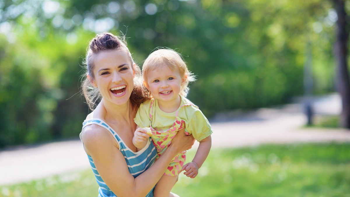 Wasz maluszek ma już prawie 1,5 roku, a nadal nie opuszcza mamy na krok? Ba! On nawet nie dopuszcza do siebie myśli, że mama mogłaby choć na chwilę z niknąć mu z oczu! Dlaczego tak się dzieje i czy takie "uzależnienie" od mamusi powinno niepokoić?