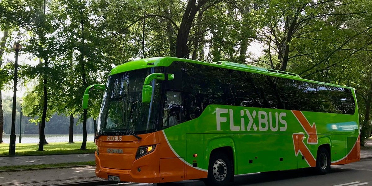 Autokar firmy Mobilis przemalowany w barwy FlixBusa