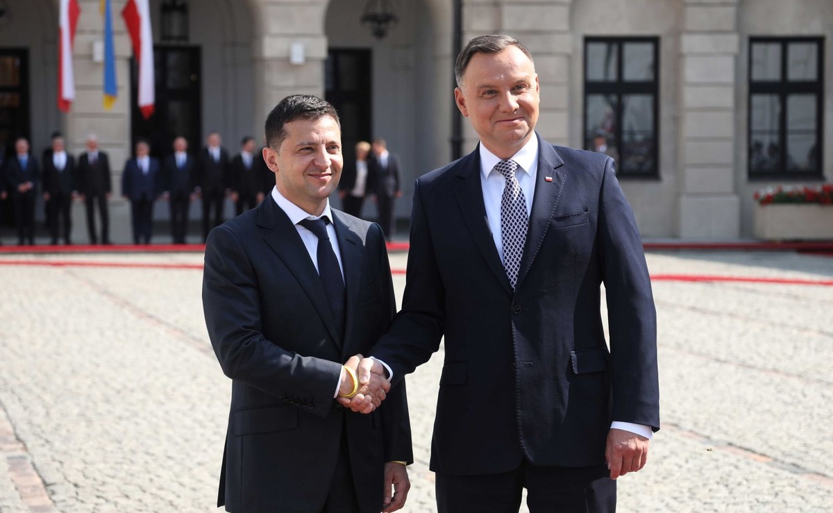 Prezydent RP Andrzej Duda i prezydent Ukrainy Wołodymyr Zełenski podczas oficjalnego powitania na dziedzińcu Pałacu Prezydenckiego w Warszawie