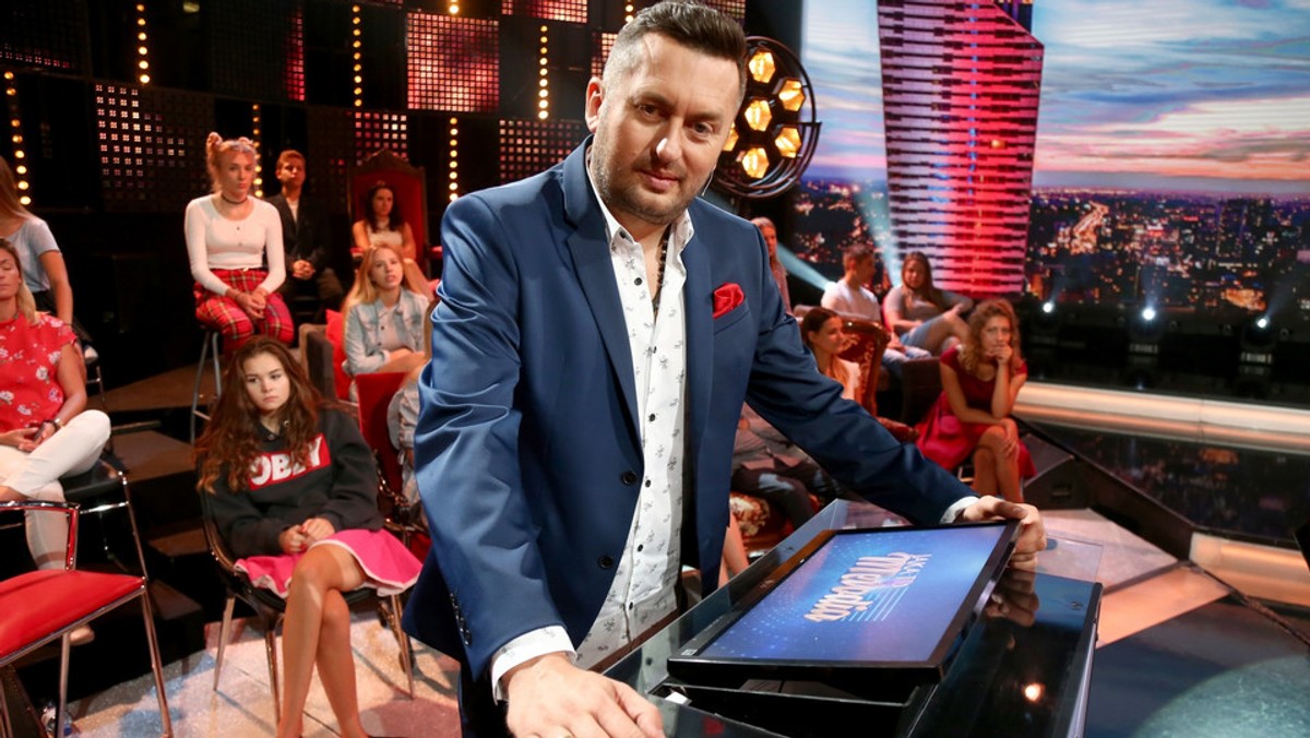 Program "Jaka to melodia?" przeszedł po wielu latach prawdziwą rewolucję. Wymieniono nie tylko ekipę tworzącą telewizyjne show, ale także prowadzącego. Odnowioną wersję "Jaka to melodia?" zamiast Roberta Janowskiego prowadzi Norbi. Zmiana całej koncepcji zderzyła się z wielką krytyką wśród internautów. Wojciech Krzyżaniak twierdzi, że "to jest takie, jakie być powinno", natomiast Przemysław Bollin uważa, że program mogą obronić jedynie jego uczestnicy. Przeczytajcie, co jeszcze o codziennym show TVP twierdzą obaj recenzenci w pierwszym odcinku naszego nowego cyklu "Z wizją czy bez wizji".