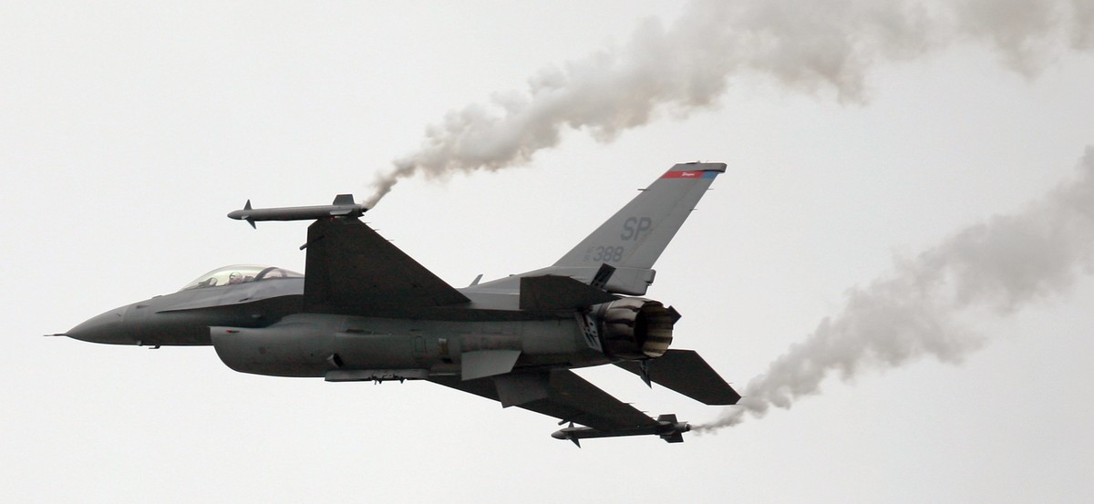 Do sądu trafiło w sumie ponad 1500 pozwów od mieszkańców osiedli i miejscowości położonych w sąsiedztwie bazy F-16 o odszkodowania za utratę wartości nieruchomości i obniżenie jakości życia.
