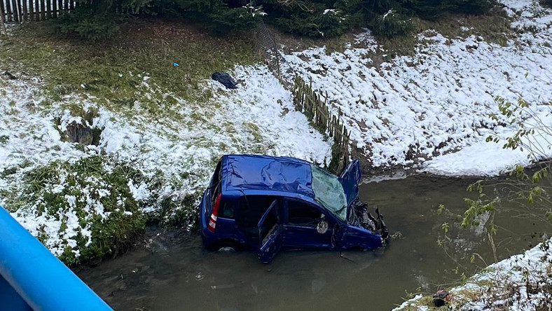 Do wypadku doszło w poniedziałek ok. godz. 13 w miejscowości Włosienica. Jak informuje policja 50-latka kierując samochodem straciła panowanie nad samochodem, w wyniku czego uderzyła w ogrodzenie posesji, a następnie w barierę mostu, po czym dachowała w rzece Macocha. 