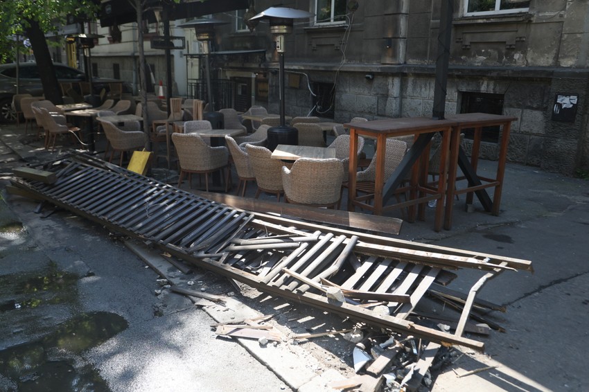 Uništena ograda kafića u Ulici Strahinjića Bana
