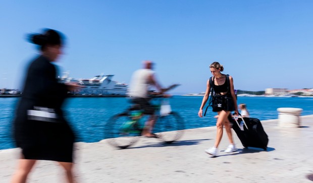 Turistkinja sa koferom u Hrvatskoj