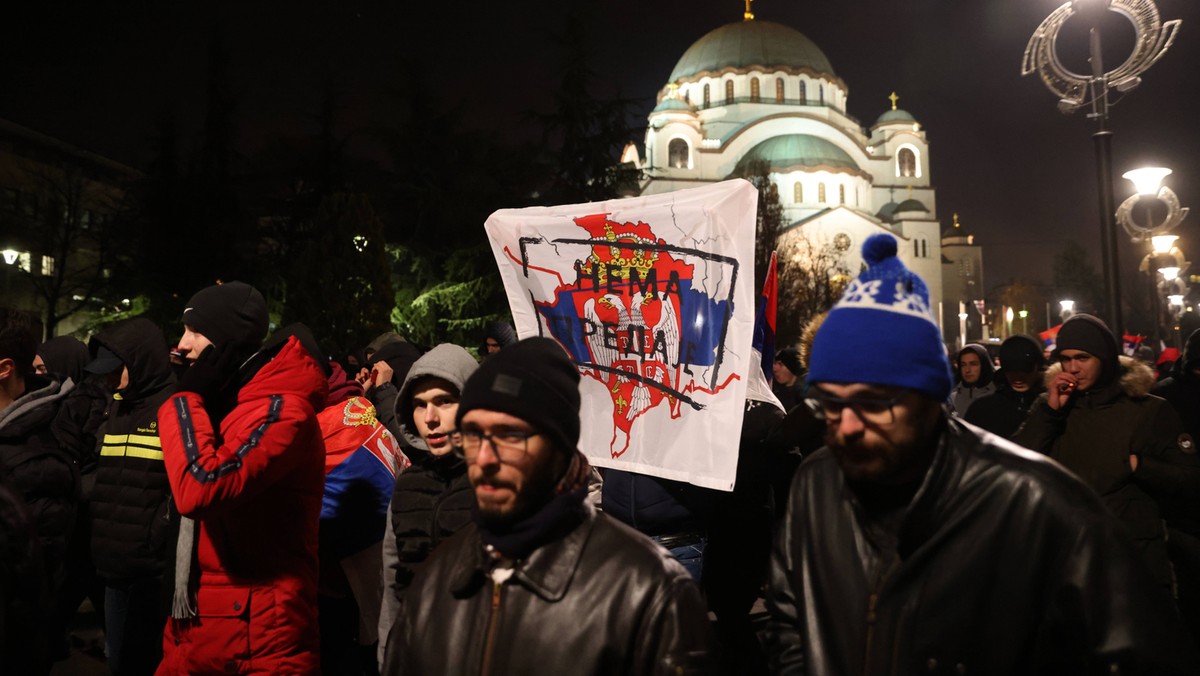 Władze Serbii twierdzą, że otrzymały obietnicę spełnienia wszystkich warunków w ramach deeskalacji sytuacji w północnym Kosowie. W związku z tym prezydent Aleksander Vucić wezwał mieszkającą tam społeczność serbską do rozebrania barykad. Wcześniej Belgrad i Prisztina otrzymały stanowczy komunikat ze strony państw zachodnich, które wezwały obie strony do "podjęcia bezwarunkowych kroków".