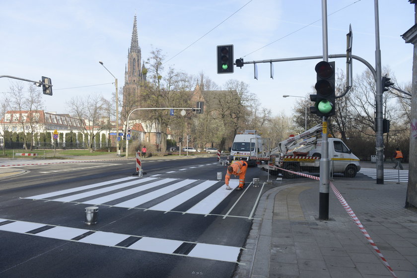 Malowanie pasów na ul. Wyszyńskiego we Wrocławiu