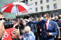 Morawiecki: Trzaskowski uważa Polaków za osoby o wyjątkowo krótkiej pamięci