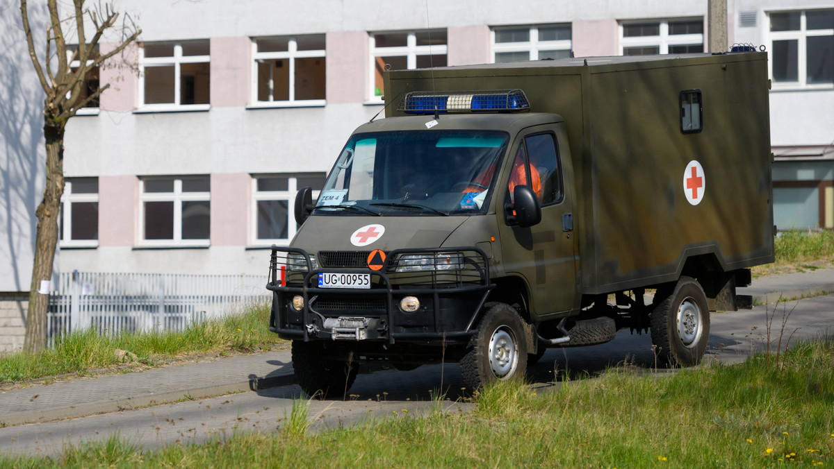 Koronawirus. Wojskowe karetki mają badać personel DPS-ów