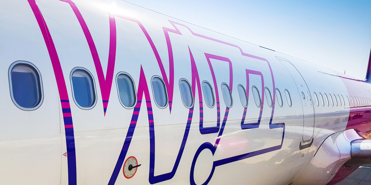 Wizz Air zawiesza część lotów. Osoby, które kupiły bilety na stronie wizzair.com lub w aplikacji mobilnej przewoźnika, będą mogły wybrać między zwrotem całej sumy lub zapisaniem 120 proc. kwoty na swoim koncie w serwisie Wizz Aira.