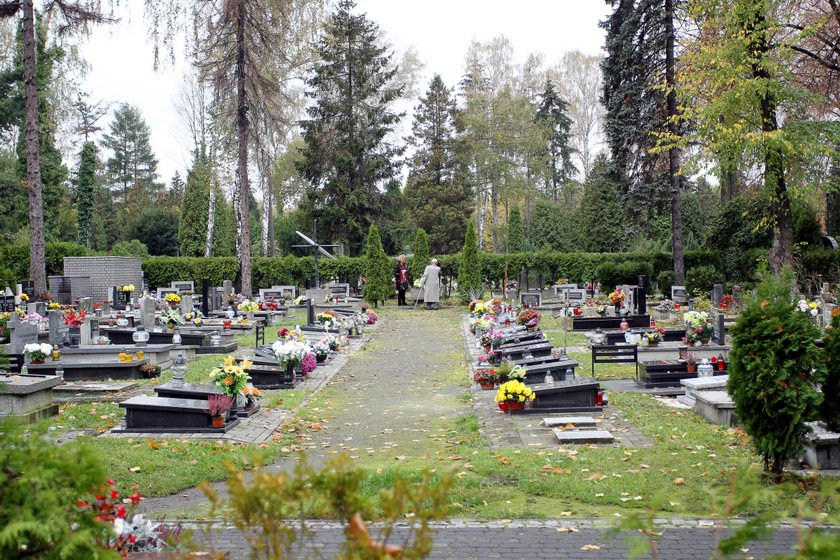 Stojaki na konewki to rzadkość na śląskich cmentarzach. Szkoda!