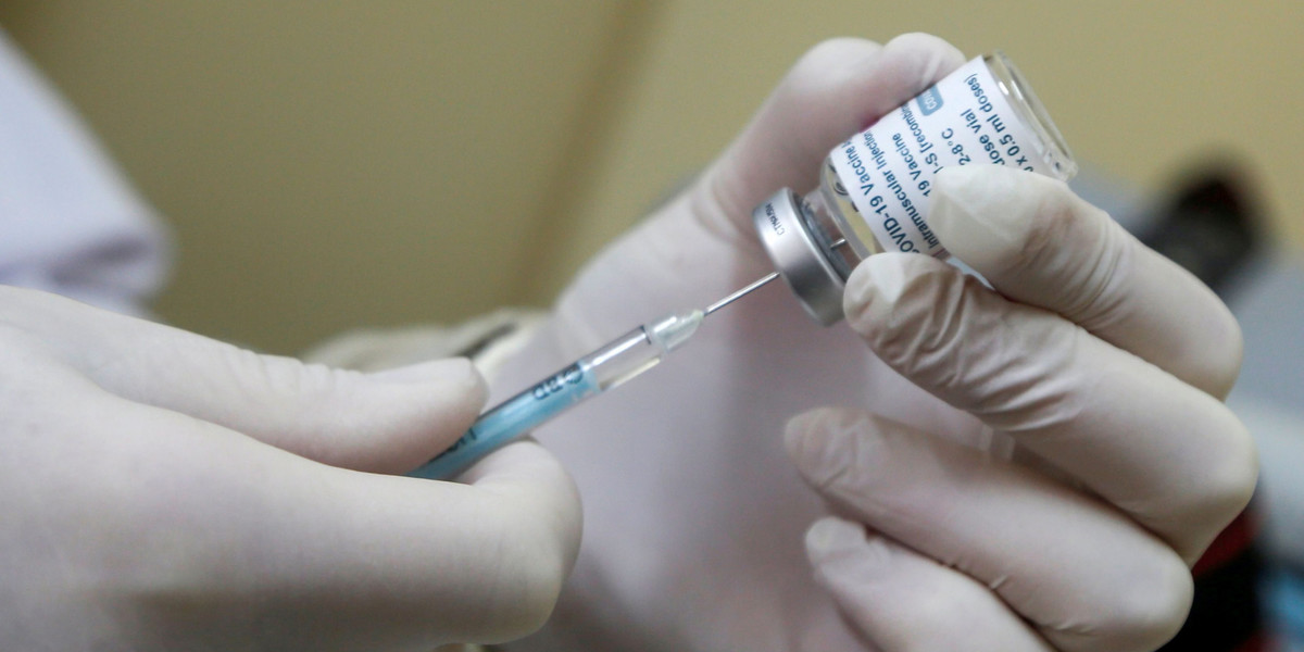 7 osób zmarło po podaniu szczepionki AstraZeneca, ale... dwie sprawy rzucają nowe światło na te zgony!