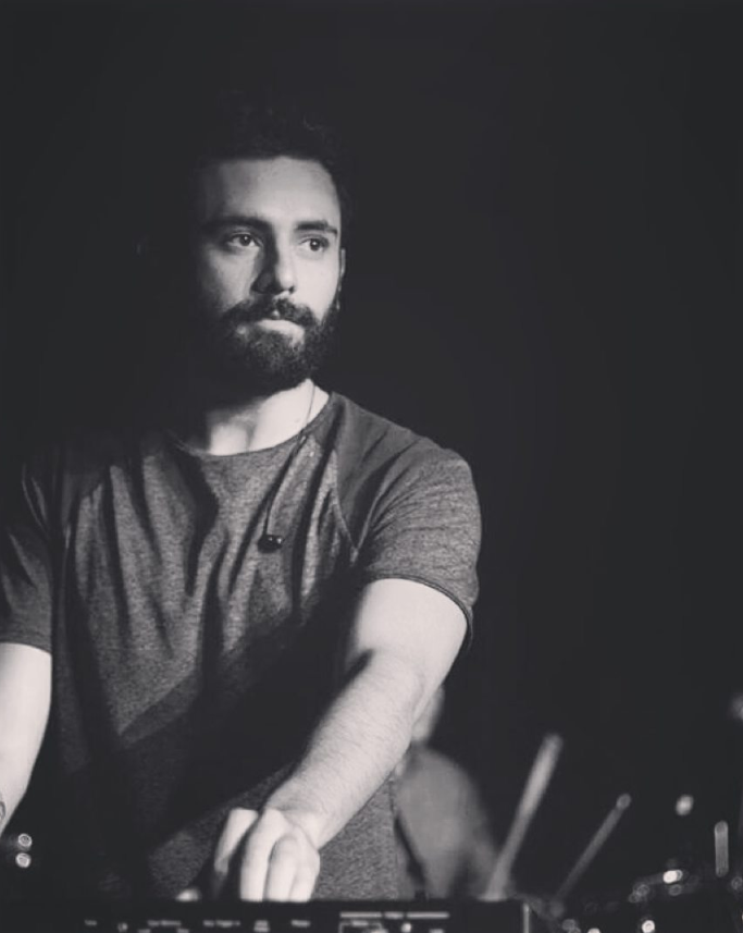 Známy muzikant zomrel spolu s tehotnou manželkou a dcérkou.