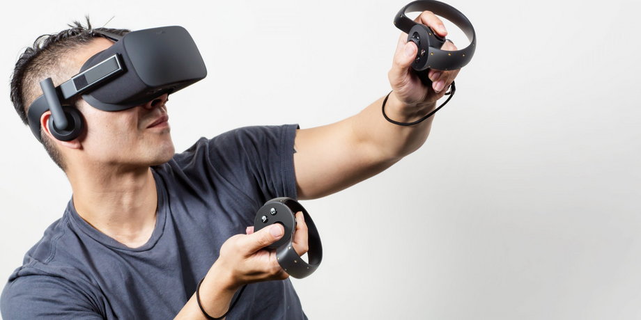 Zestaw Oculus Rift z kontrolerami Touch. Firma należy do Facebooka
