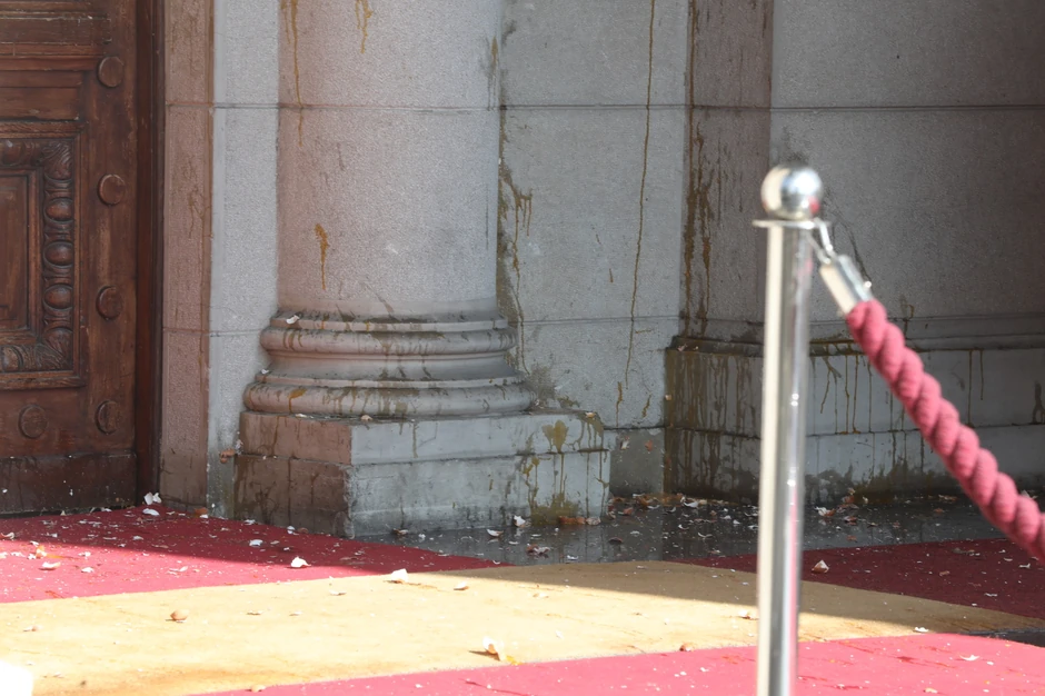 Ulaz u Skupštinu Srbije pun razbijenih jaja