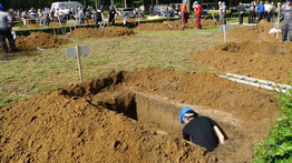 Sírásóversenyt rendeztek egy tatai temetőben: szürreális videó