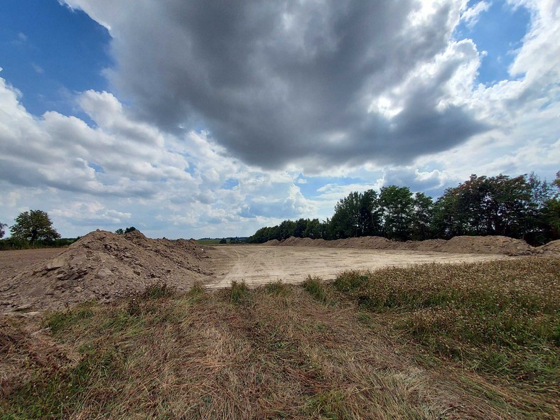 Prace ziemne na działce, gdzie będzie wypłaszczał się wiadukt drogowy w Czyżewie.  