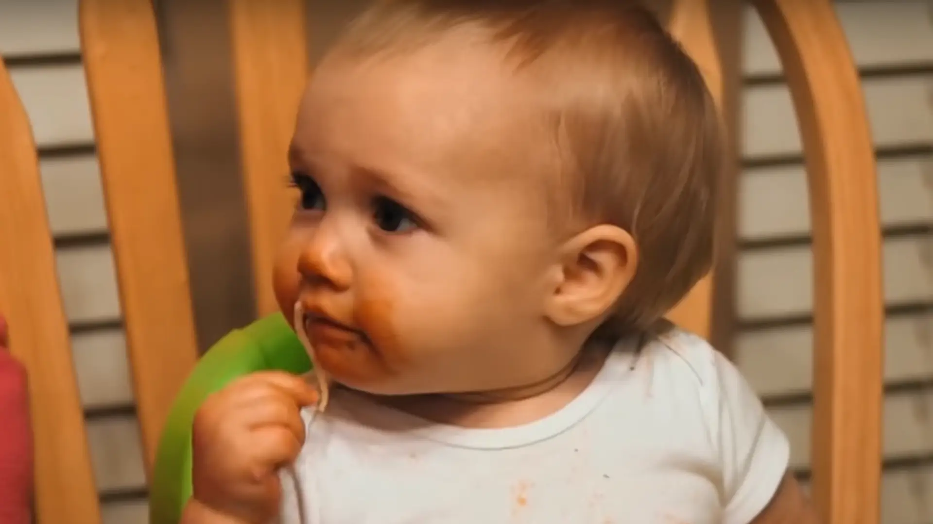 Mała fanka spaghetti kichnęła makaronem, a rodzice uchwycili ten zabawny moment kamerą