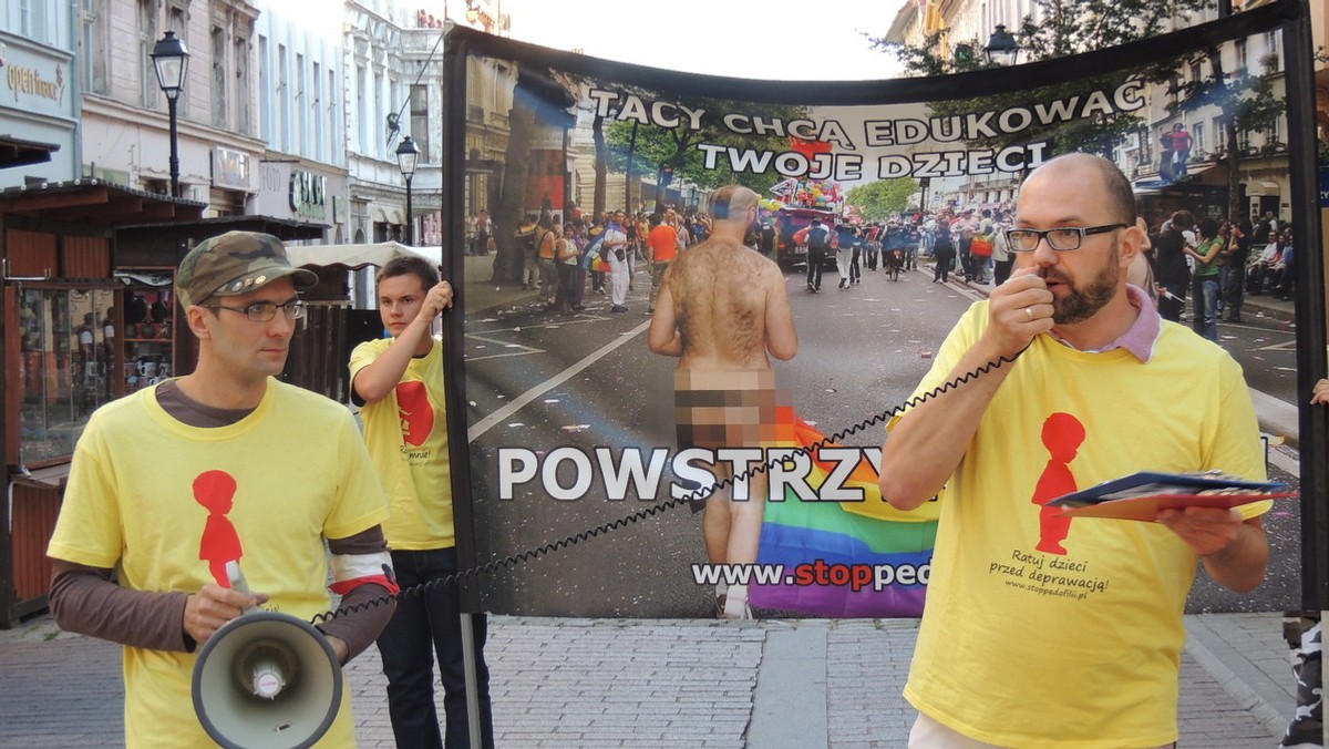 "To zagrożenie dla naszych dzieci i robienie z nich dewiantów", "Stop pedofilii". Takie hasła można było usłyszeć i przeczytać podczas manifestacji zorganizowanej na toruńskiej Starówce przez Fundację PRO "Pro prawo do życia".