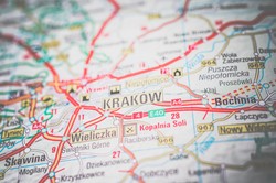 Intensywne opady deszczu paraliżują Kraków. Część linii autobusowych i tramwajowych zmieniły trasy