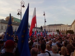 Manifestacja przed Pałacem Prezydenckim: Szczepkowska odczytała preambułę Konstytucji