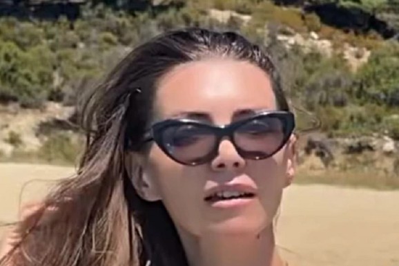 (FOTO) VODITELJKA "SLAGALICE" SE BAŠKARI U PRAVOM RAJU! Letuje sa ćerkom koju je dobila sa PROFESOROM: Pokazala izdanje za plažu, pa snima šta rade u vodi