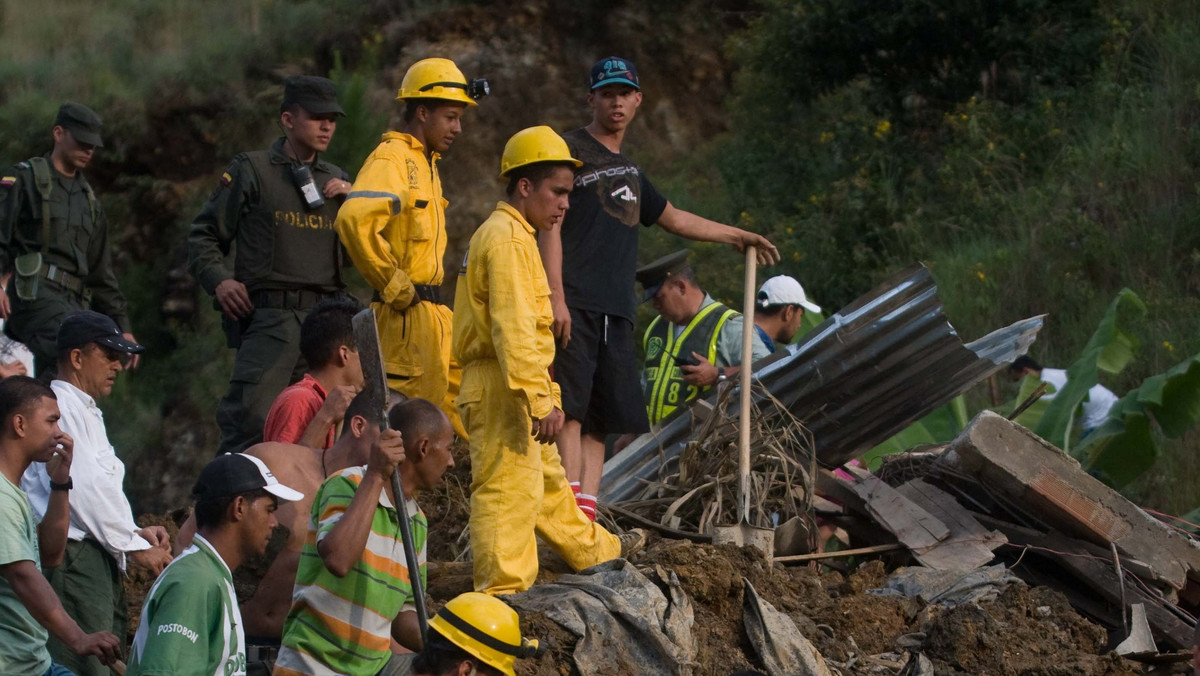 Ekipy ratownicze odnalazły w poniedziałek zwłoki 23 ofiar lawin ziemnych, które zeszły na Bello - ubogie przedmieście kolumbijskiego miasta Medellin. Wsród ofiar jest 11 dzieci.