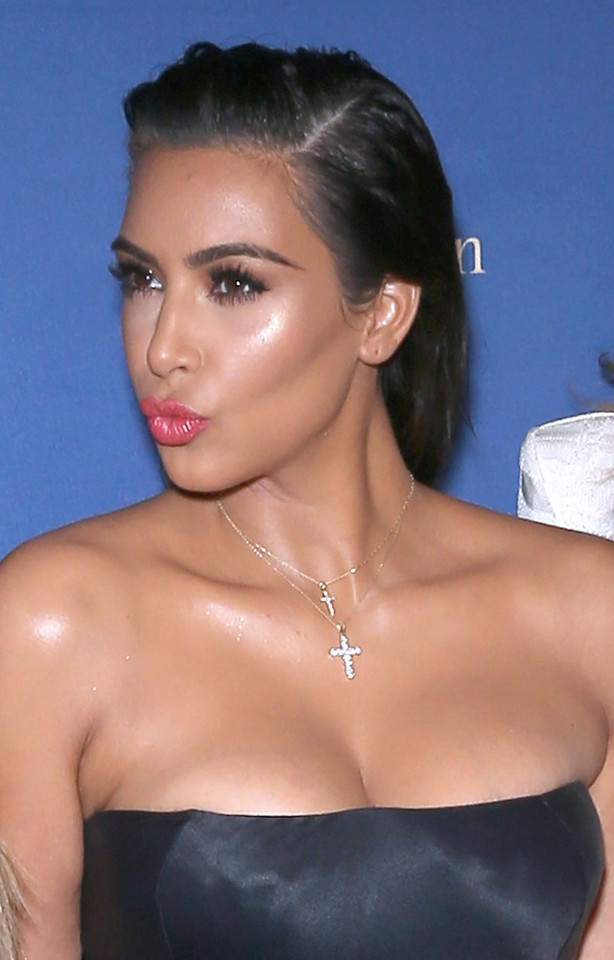 Kim Kardashian w obcisłej sukience