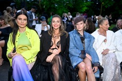 Edyta Herbuś wygina śmiało ciało na plaży w błękitnym bikini. Ostra wymiana zdań z jednym z fanów [FOTO]