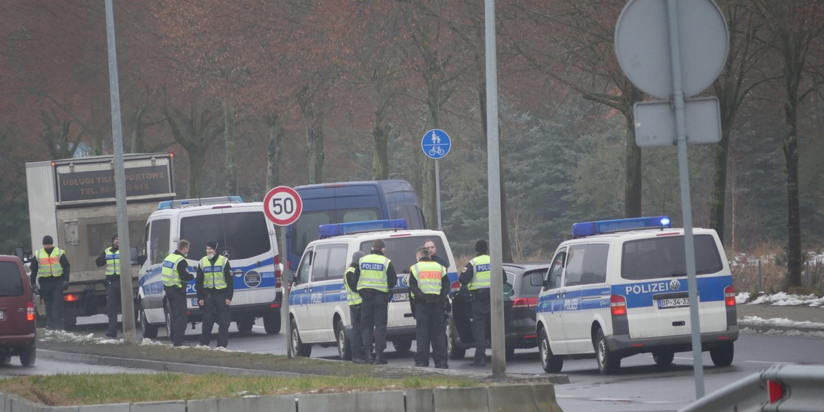 Niemieckie służby zatrzymują niemieckie pojazdy. Szukają w bagażnikach fajerwerków.