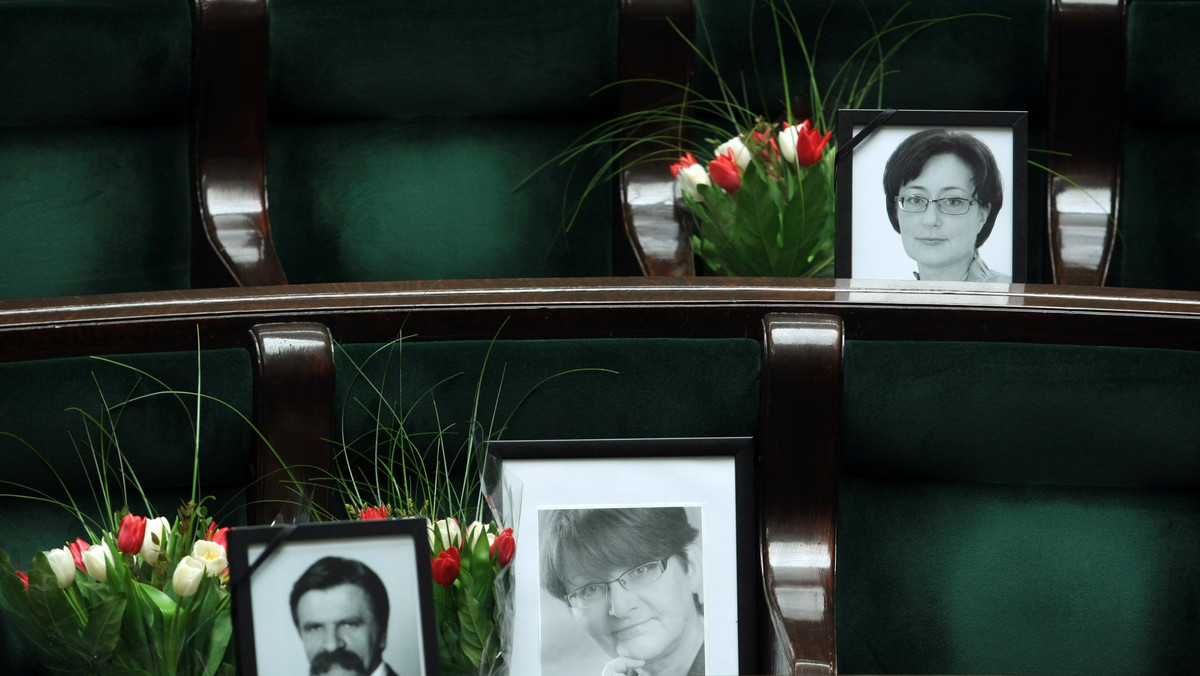 Fotografie posłów PiS, którzy zginęli w katastrofie samolotu pod Smoleńskiem, pozostaną w sali plenarnej do 10 października, kiedy minie 6 miesięcy od tragedii - poinformowała posłanka Beata Kempa (PiS).