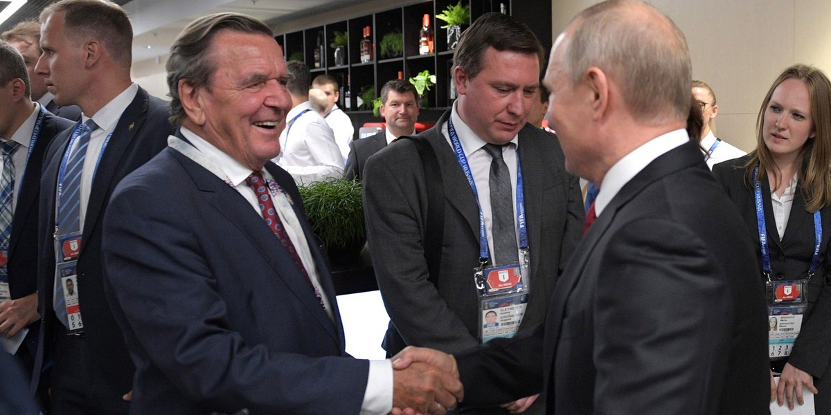 Gerhard Schroeder i Władimir Putin podczas mistrzostw świata w piłkę nożną w Rosji w 2018 r.