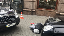 Brutális fotó: vérbe fagyva fekszik a járdán az agyonlőtt orosz képviselő - fotó (18+)