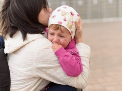 Nie pozwalasz dziecku płakać publicznie? Krzywdzisz je!