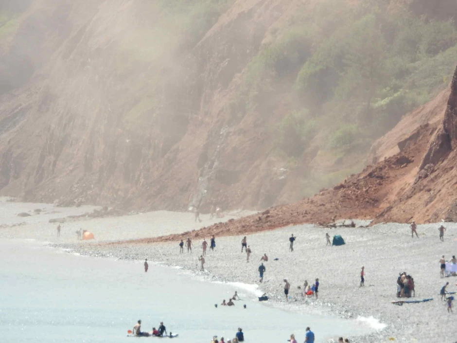Urušila se litica na plaži