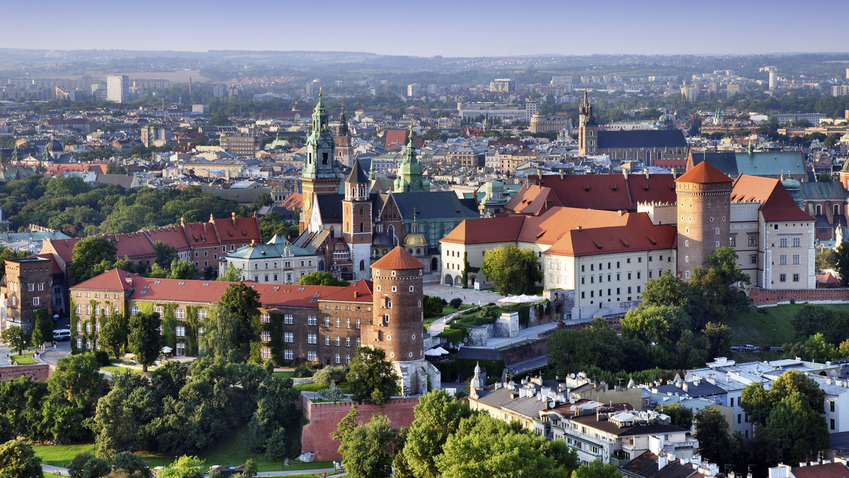 Trzy firmy zgłosiły się w przetargu na realizację projektu, który ma wprowadzić rewolucyjne zmiany w centrum Krakowa. Chodzi między innymi o ograniczenie ruchu samochodów w Śródmieściu, zmniejszenie liczby miejsc parkingowych i wprowadzenie strefy ograniczonej prędkości na Alejach Trzech Wieszczów.