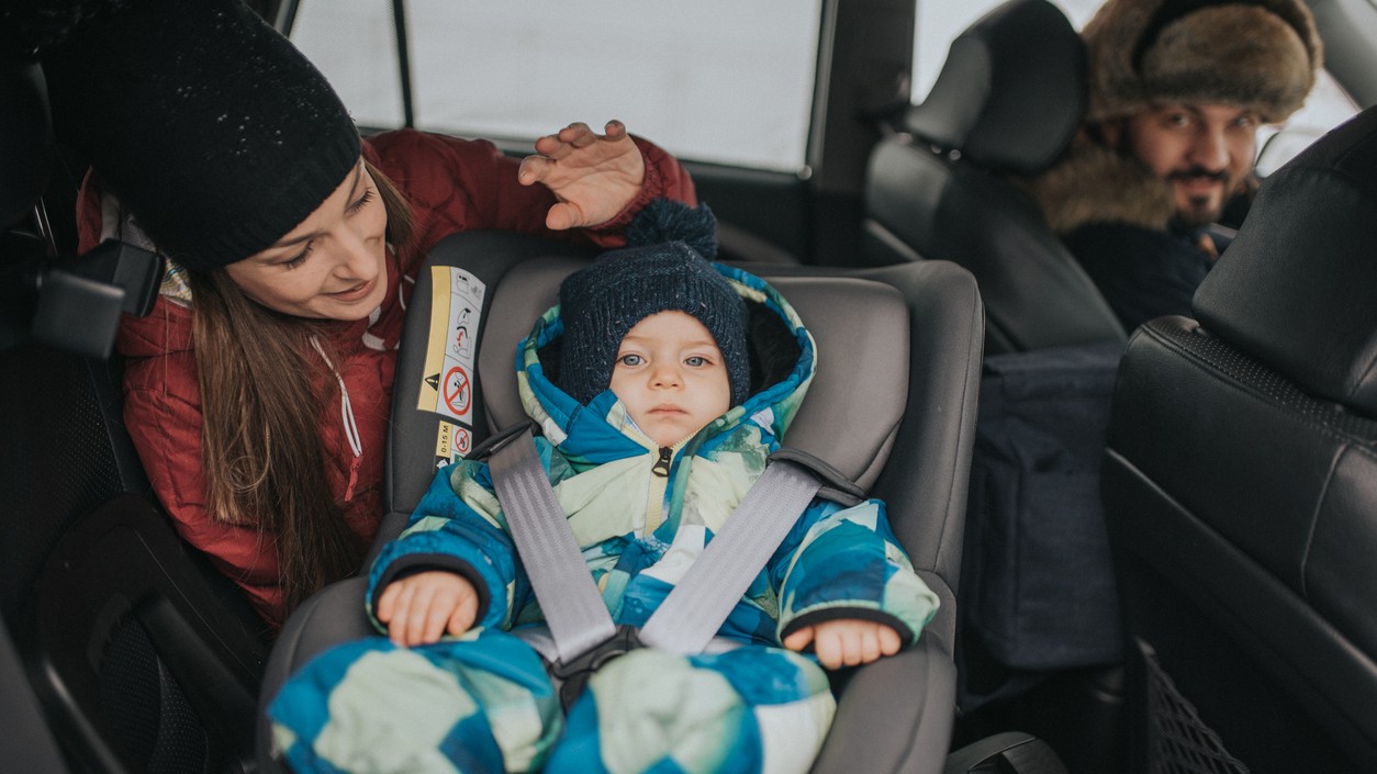 Nikdy nepripútavajte dieťa v autosedačke v hrubej zimnej bunde. Je to smrteľne nebezpečné.