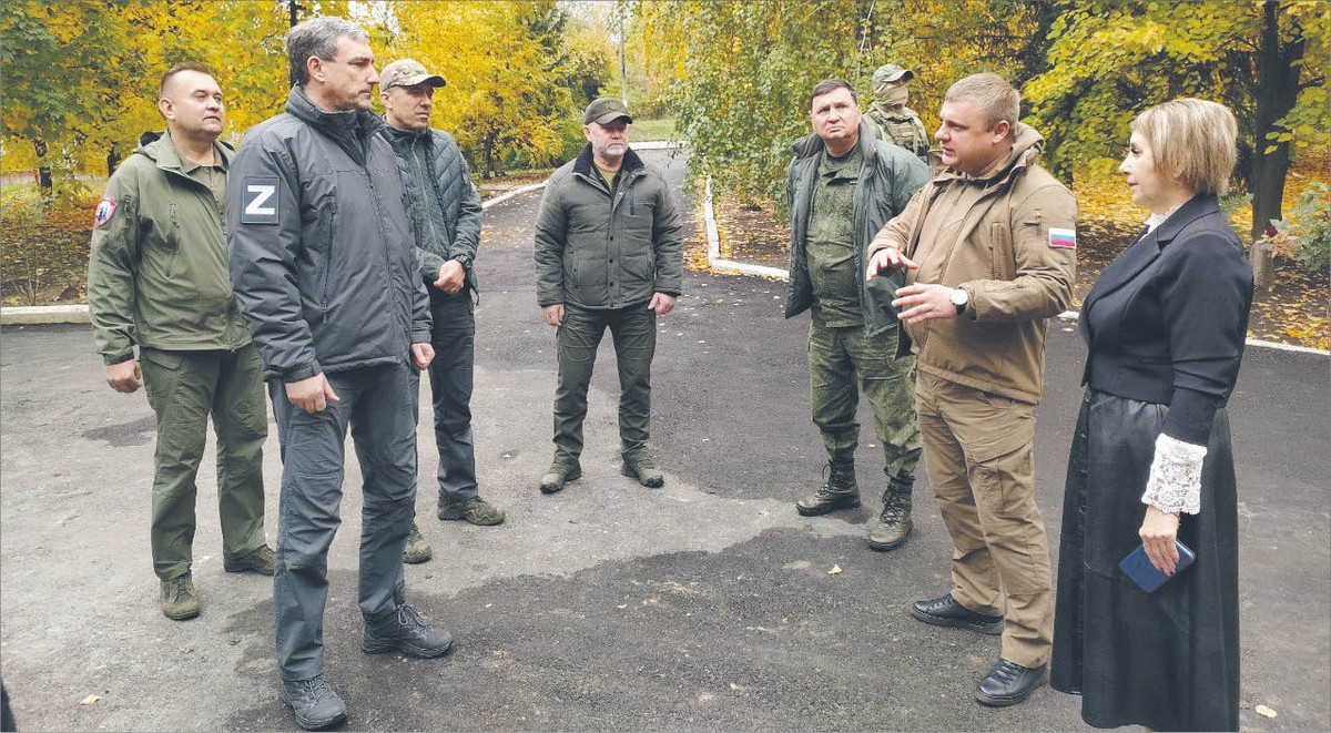 Gubernator rosyjskiego obwodu amurskiego Wasilij Orłow (na zdjęciu z literą Z na ramieniu) podczas wizyty w Amwrosijiwce na Donbasie w październiku 2022 r. Trzeci z prawej Ihor Łyzow, szef administracji w Amwrosijiwce, handlarz węglem, dawniej współwłaściciel firmy TD Anthracite ze Sławkowa