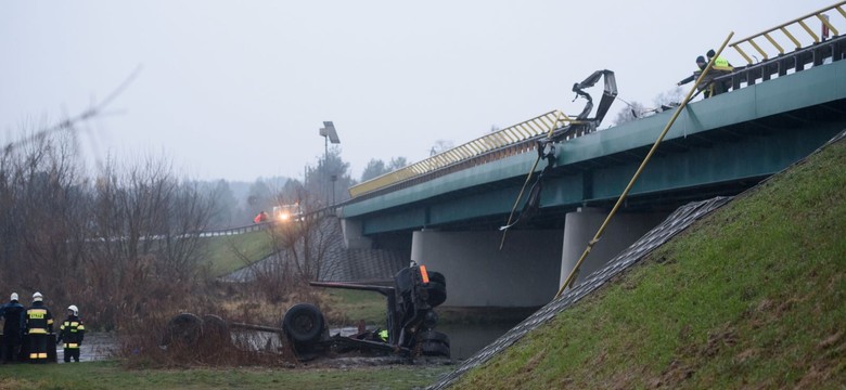 Śmiertelny wypadek w Pile, ciężarówka wpadła do rzeki. Do tragedii przyczynił się inny kierowca
