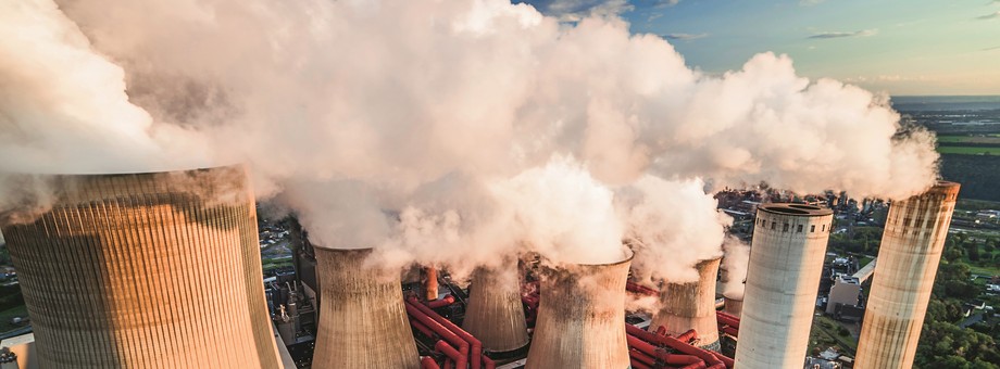 ETS jest jednym z najważniejszych narzędzi polityki klimatycznej Unii. Aby móc emitować gazy cieplarniane, 10 tys. elektrowni i fabryk w UE potrzebuje specjalnych uprawnień, których pula jest ograniczona.