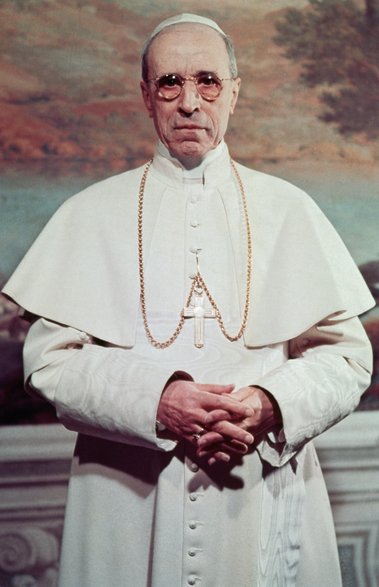 Papież Pius XII pozuje do portretu w dniu swoich 80. urodzin