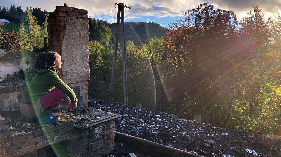 Magorzatą Kacner na ruinach domu