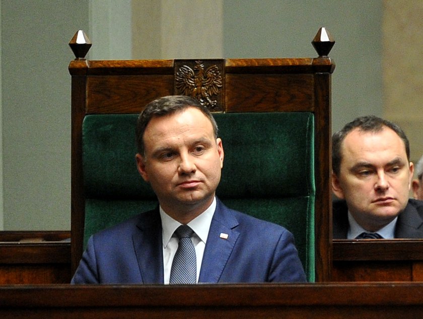 Co się dzieje z twarzą Andrzeja Dudy? Czy to przez stres?