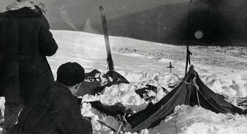 Uczestnicy akcji ratunkowej na Przełęczy Diatłowa z odnalezionym na zboczu namiotem uczestników wyprawy, luty 1959 r.