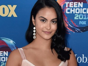 Őőő, oké! Camila Mendes egy palacsintát használ alapozószivacsként