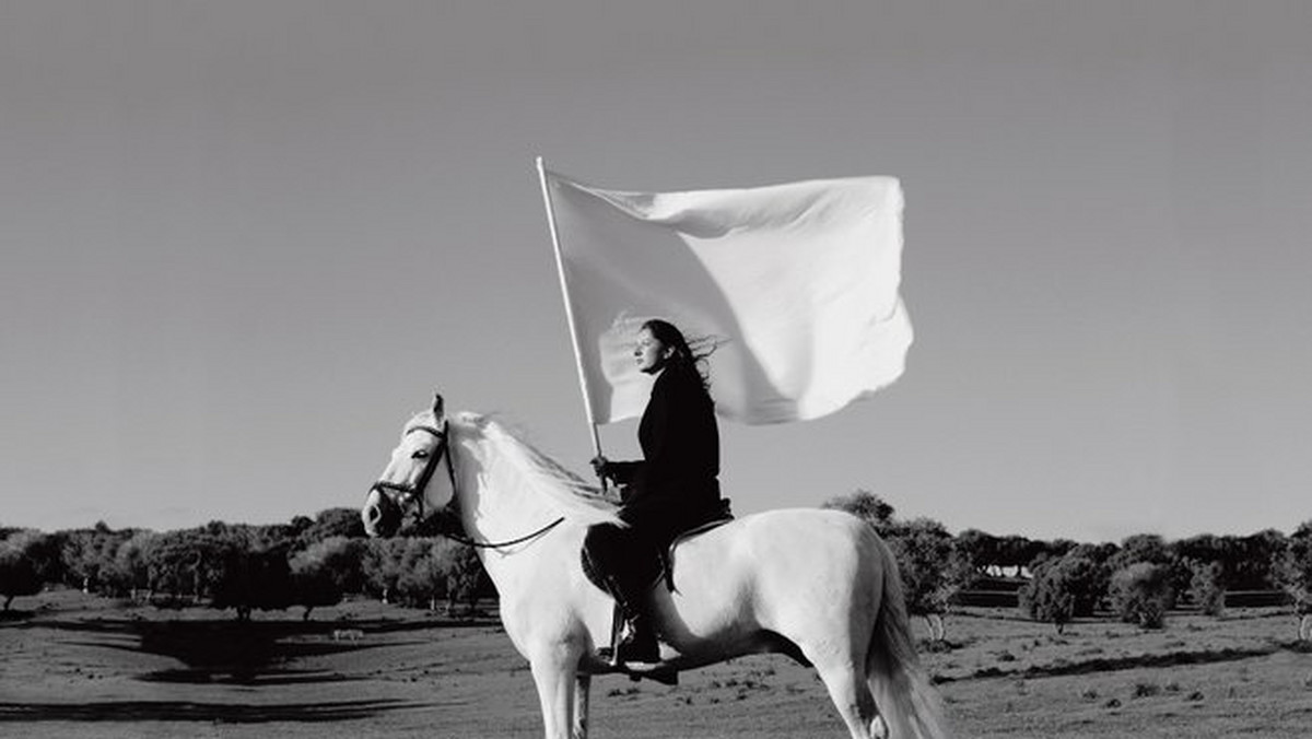 Marina Abramović, z uwagi na staż działalności, nazywana jest "babcią performansu". Artystka pochodząca z Jugosławii, z kraju, który już nie istnieje, od ponad 40 lat zajmuje istotne miejsce na kulturalnej mapie świata. Z pewnością trudno odmówić jej racji bytu, choć to, czym się zajmuje, skutecznie wymyka się ścisłym definicjom