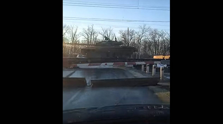 Tankok vonaton az ukrán határ közelében - elvileg elhagyják épp a területet / Fotó: Youtube