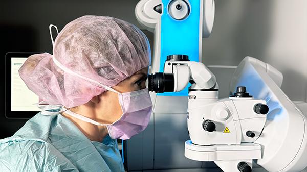 Milyen látásjavító eljárások léteznek? A lézeres szemműtéttől a látásjavító műlencse beültetésig