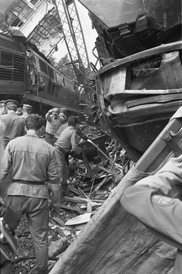 Ciał jest tak dużo, że brakuje karawanów, więc toruńska Elana podstawia kilka zwykłych nysek, w których zwłoki są układane po prostu na podłodze