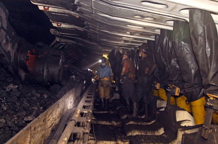 Polski górnik zarabia pięć razy za dużo jak na wydobycie. Drogi węgiel zalega już na hałdach