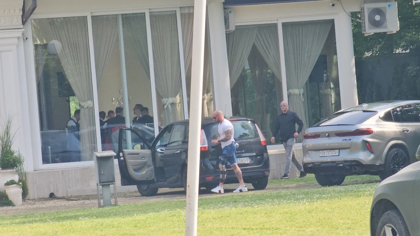 Muž Tee Tairović u šortsu na venčanju